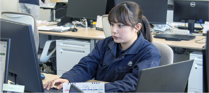 製造部 生産管理課 2023年入社の社員 作業風景01